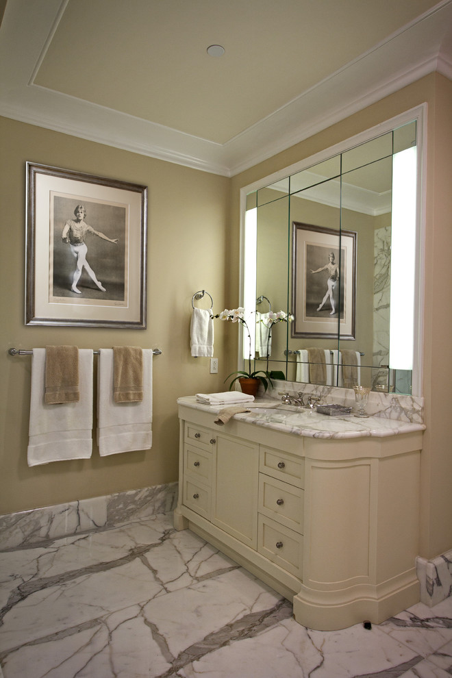 Klassisk inredning av ett badrum, med marmorbänkskiva och marmorgolv