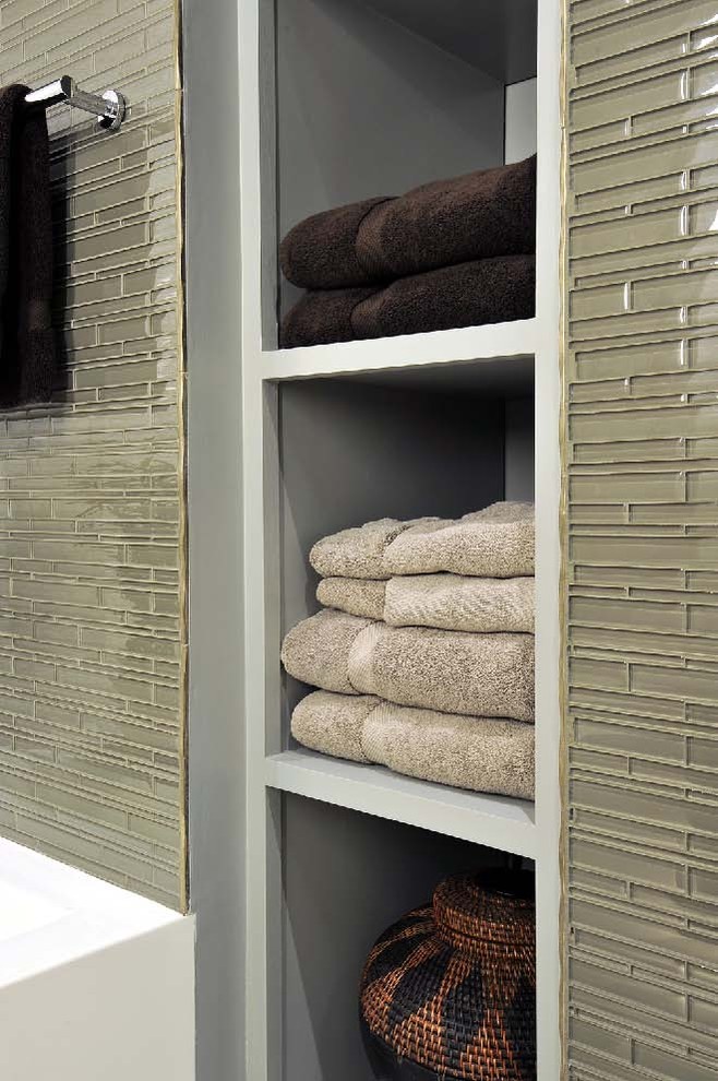 Modelo de cuarto de baño minimalista con armarios abiertos, puertas de armario grises y baldosas y/o azulejos verdes