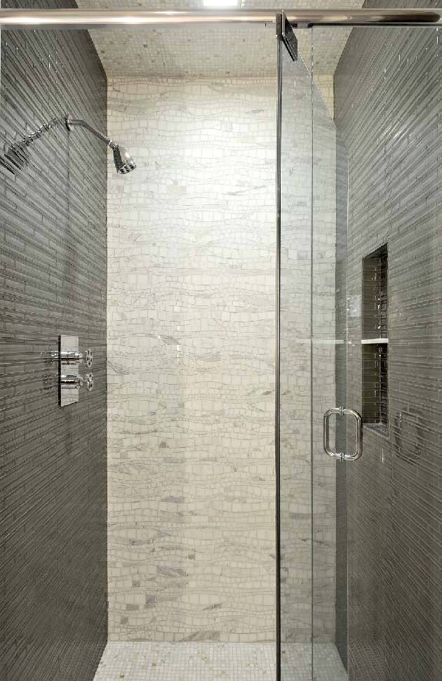 Modern inredning av ett en-suite badrum, med en dusch i en alkov, ett integrerad handfat, släta luckor, skåp i mörkt trä, ett badkar i en alkov, flerfärgad kakel och grå väggar