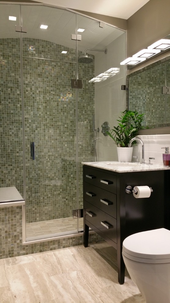 Imagen de cuarto de baño clásico renovado pequeño con lavabo bajoencimera, puertas de armario de madera en tonos medios, encimera de mármol, sanitario de una pieza, paredes grises, suelo de mármol y aseo y ducha