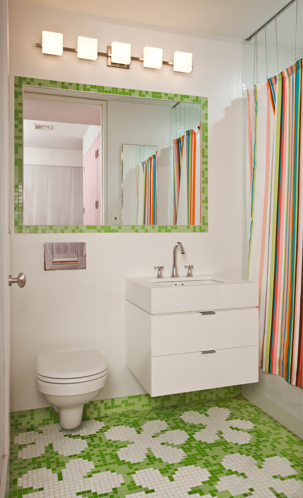Inspiration för moderna badrum för barn, med ett undermonterad handfat, släta luckor, vita skåp, ett badkar i en alkov, en dusch/badkar-kombination, en vägghängd toalettstol, grön kakel och dusch med duschdraperi
