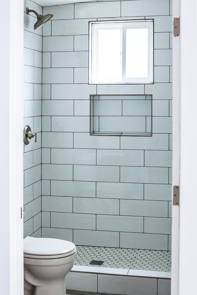Réalisation d'une petite salle de bain design en bois foncé avec un placard à porte plane, WC séparés, un carrelage blanc, un carrelage métro, un mur blanc, une vasque, un plan de toilette en surface solide et un plan de toilette blanc.