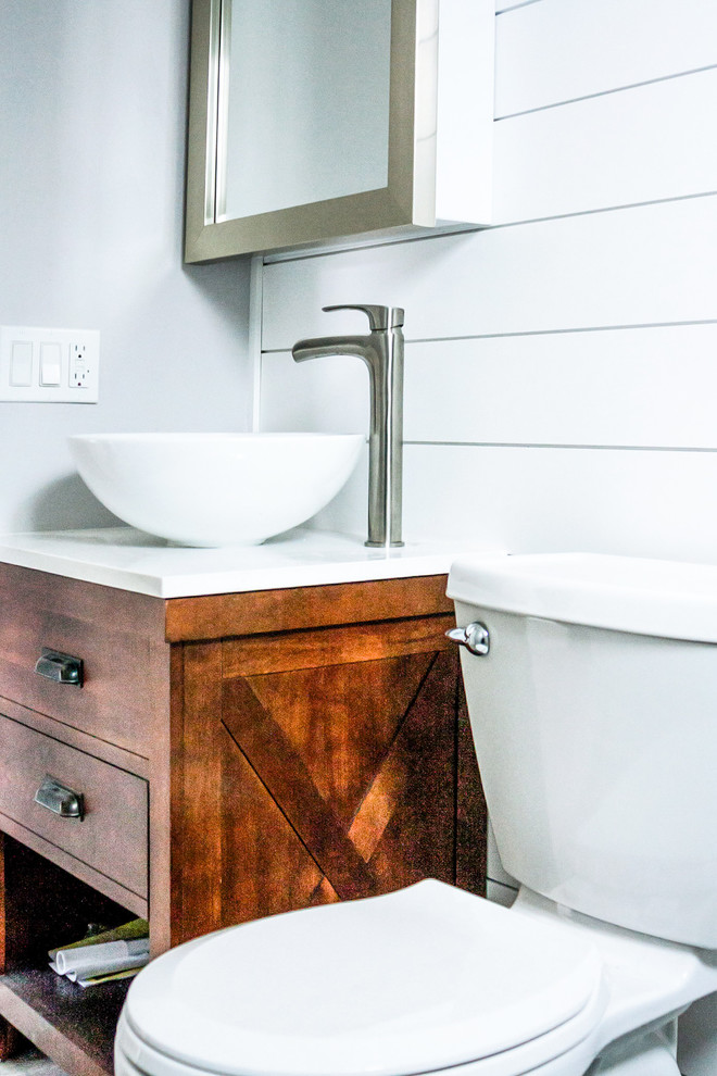 Exempel på ett litet modernt vit vitt badrum med dusch, med släta luckor, skåp i mörkt trä, en dusch i en alkov, en toalettstol med separat cisternkåpa, vit kakel, tunnelbanekakel, vita väggar, ett fristående handfat och bänkskiva i akrylsten