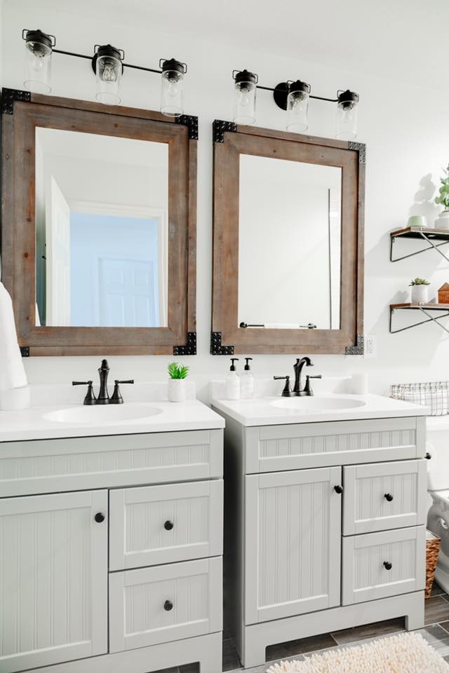 Idéer för att renovera ett mellanstort funkis vit vitt badrum med dusch, med möbel-liknande, grå skåp, ett badkar i en alkov, en dusch/badkar-kombination, en toalettstol med separat cisternkåpa, vit kakel, tunnelbanekakel, vita väggar, klinkergolv i porslin, ett integrerad handfat, brunt golv och dusch med gångjärnsdörr