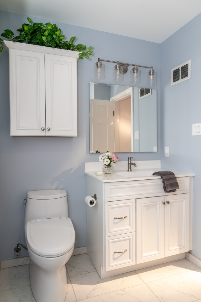 Стильный дизайн: маленькая главная ванная комната в классическом стиле с фасадами с выступающей филенкой, белыми фасадами, душем в нише, раздельным унитазом, белой плиткой, синими стенами, полом из керамической плитки, монолитной раковиной, столешницей из оникса, белым полом, белой столешницей, сиденьем для душа, тумбой под одну раковину и встроенной тумбой для на участке и в саду - последний тренд
