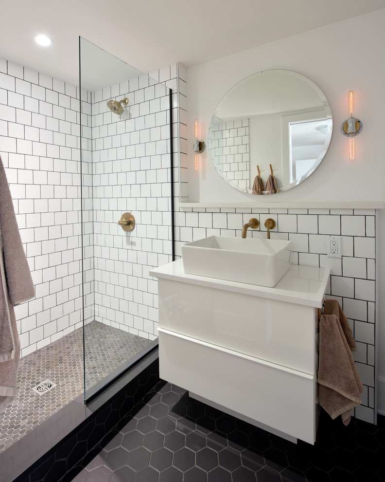 Inspiration för mellanstora industriella vitt badrum med dusch, med släta luckor, vita skåp, en öppen dusch, vit kakel, tunnelbanekakel, vita väggar, ett fristående handfat, klinkergolv i porslin, bänkskiva i akrylsten, svart golv och med dusch som är öppen
