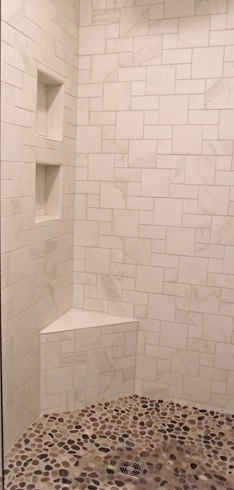 Cette image montre une petite douche en alcôve traditionnelle avec un carrelage blanc, un carrelage métro, un mur blanc et un sol en galet.