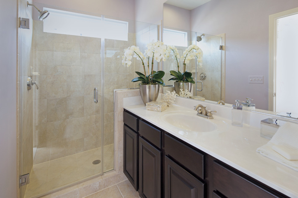 ワシントンD.C.にあるコンテンポラリースタイルのおしゃれなお風呂の窓 (レイズドパネル扉のキャビネット、濃色木目調キャビネット、アルコーブ型シャワー、ベージュのタイル、白い洗面カウンター) の写真