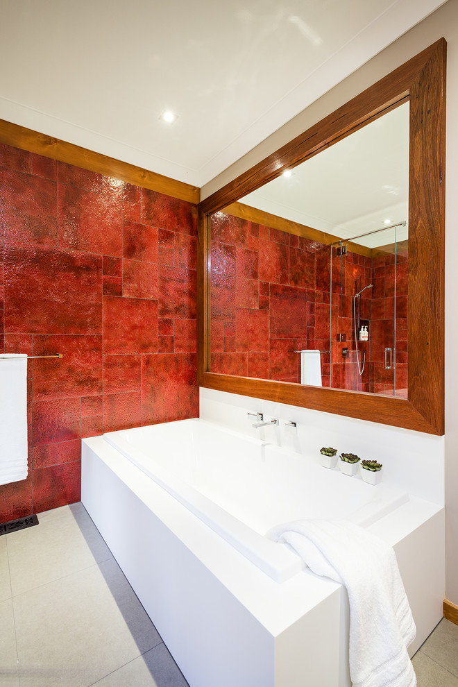 Mittelgroßes Rustikales Badezimmer En Suite mit weißen Schränken, Waschtisch aus Holz, Eckdusche, Toilette mit Aufsatzspülkasten, roten Fliesen, Keramikfliesen, roter Wandfarbe und Keramikboden in Melbourne