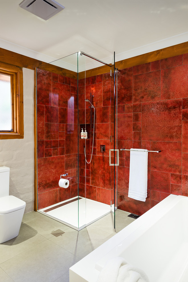 Idées déco pour une salle de bain principale montagne de taille moyenne avec des portes de placard blanches, un plan de toilette en bois, une douche d'angle, WC à poser, un carrelage rouge, des carreaux de céramique, un mur rouge et un sol en carrelage de céramique.
