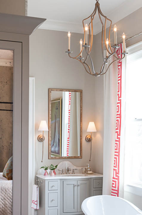 Idéer för att renovera ett stort vintage en-suite badrum, med ett fristående badkar och beige väggar