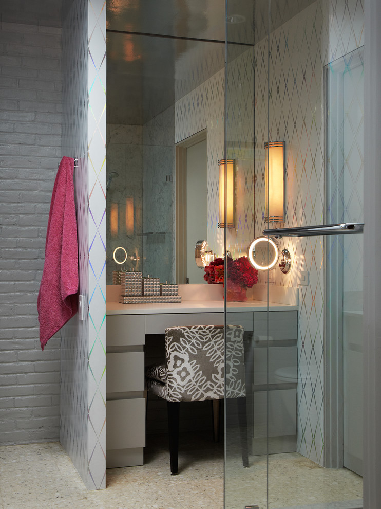 Idée de décoration pour une salle de bain vintage avec un placard à porte plane, des portes de placard grises, un carrelage gris et un carrelage de pierre.