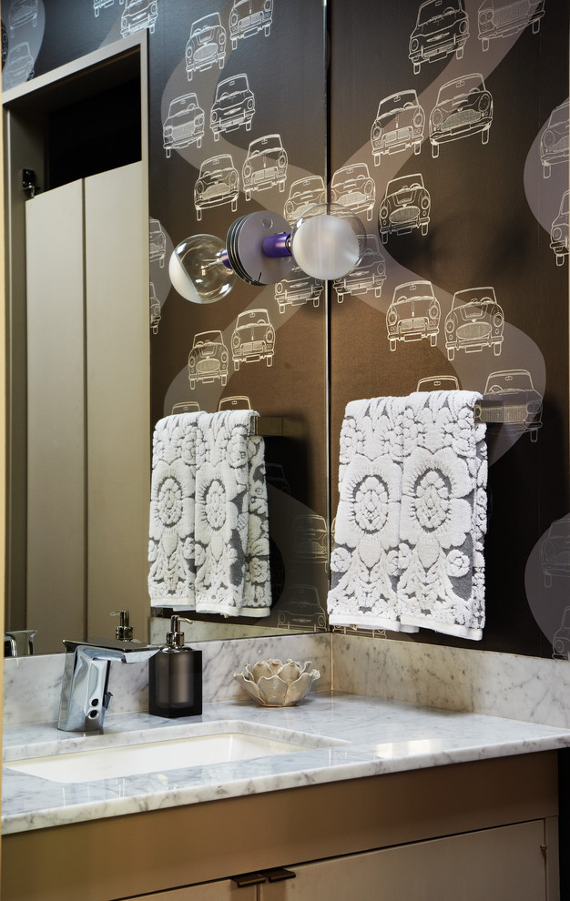 Imagen de cuarto de baño retro con encimera de mármol