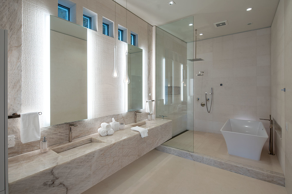 Mittelgroßes Modernes Badezimmer En Suite mit Eckbadewanne, beigen Fliesen, beiger Wandfarbe, beigem Boden und beiger Waschtischplatte in San Diego