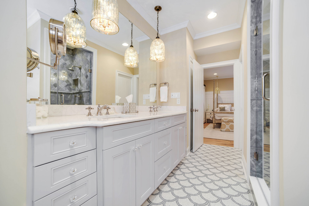 Exempel på ett maritimt en-suite badrum, med ett undermonterad handfat, luckor med infälld panel, grå skåp, bänkskiva i kvarts, ett fristående badkar, flerfärgad kakel, stenkakel, beige väggar, marmorgolv och flerfärgat golv