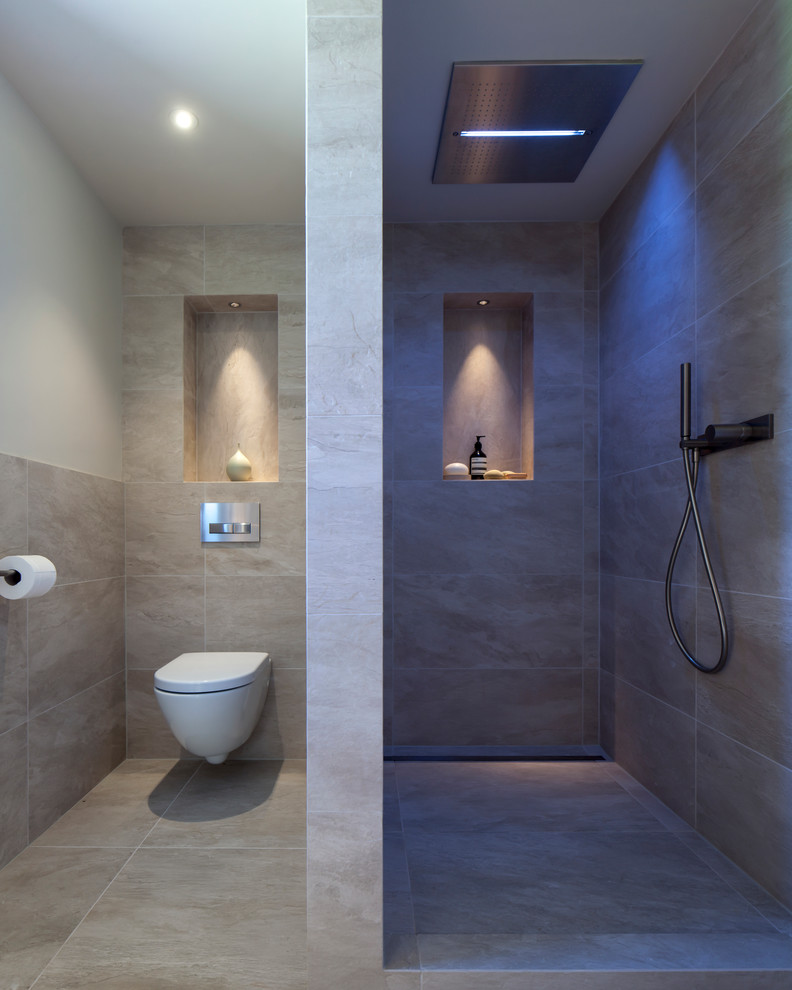 Inspiration pour une salle de bain design avec une douche d'angle, WC suspendus et une niche.