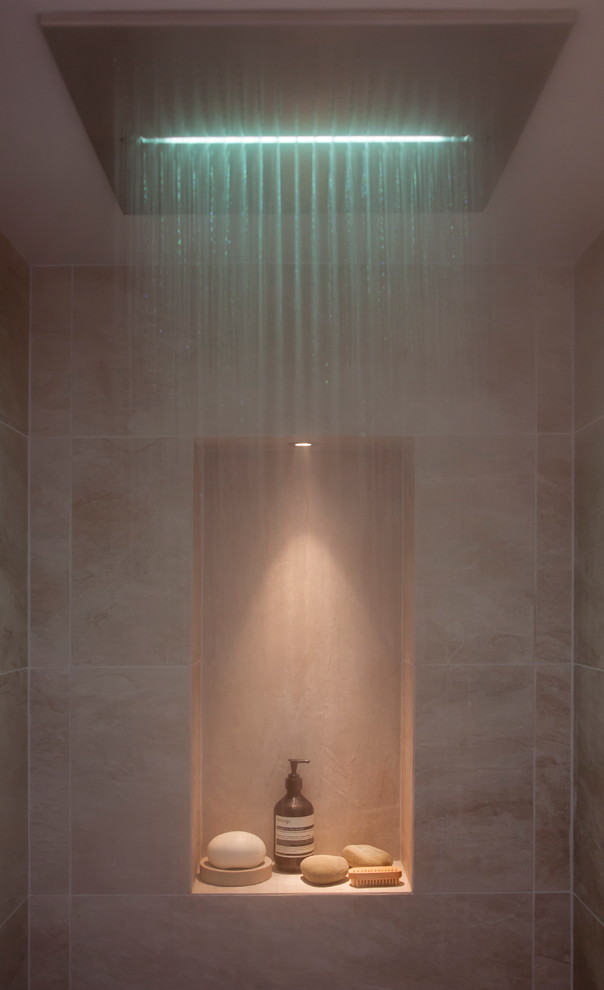 Idee per una grande stanza da bagno minimal con doccia aperta, piastrelle in gres porcellanato e pavimento in gres porcellanato