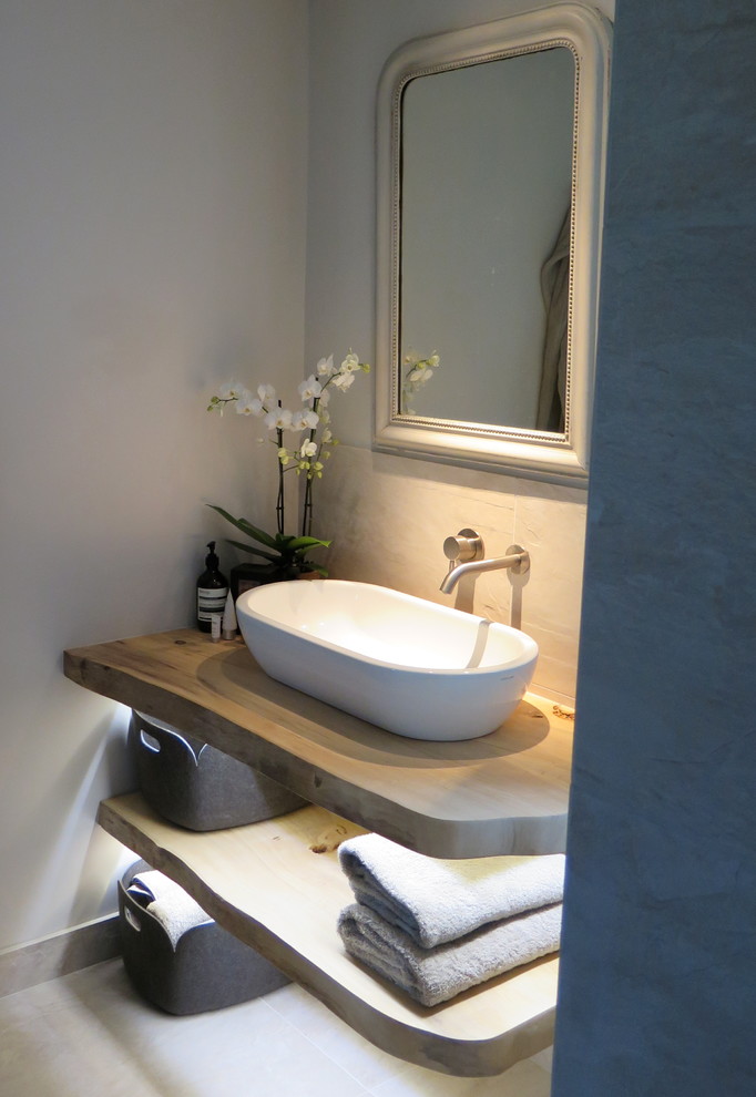 Ejemplo de cuarto de baño actual grande con ducha abierta, baldosas y/o azulejos de porcelana y suelo de baldosas de porcelana