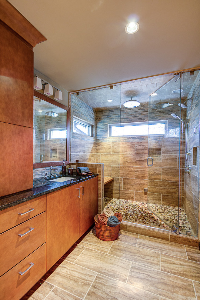 Imagen de cuarto de baño contemporáneo con encimera de granito