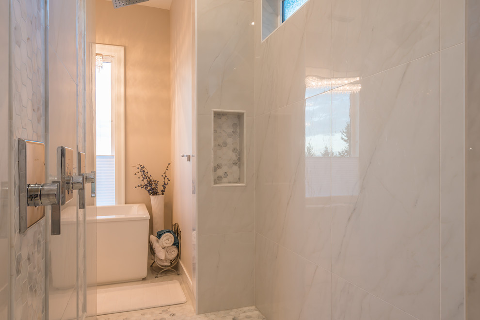 Foto de cuarto de baño principal clásico renovado de tamaño medio con armarios estilo shaker, ducha esquinera, sanitario de una pieza, baldosas y/o azulejos multicolor, paredes beige, lavabo bajoencimera y encimera de granito