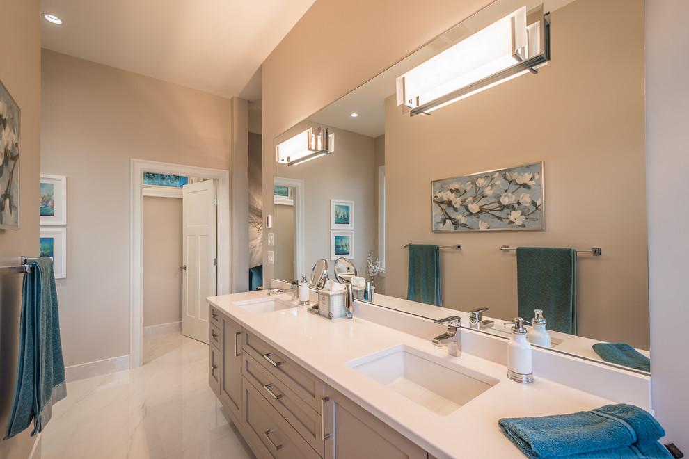 Réalisation d'une salle de bain principale tradition de taille moyenne avec un placard à porte shaker, une douche d'angle, WC à poser, un carrelage multicolore, un mur beige, un lavabo encastré et un plan de toilette en granite.