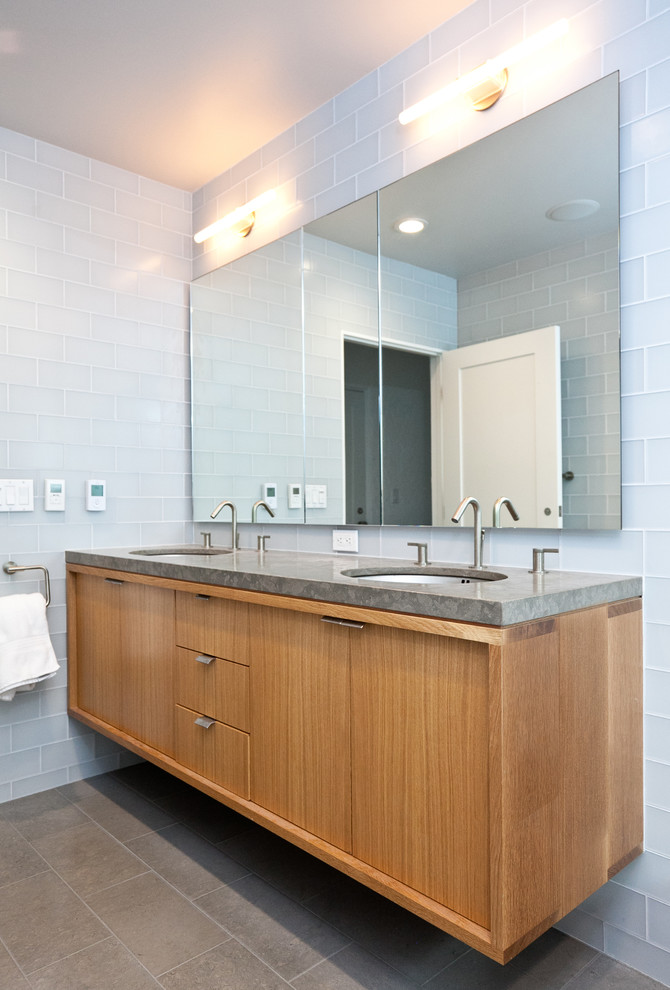 Großes Modernes Badezimmer En Suite mit hellbraunen Holzschränken, flächenbündigen Schrankfronten, grauer Waschtischplatte, Doppelwaschbecken und schwebendem Waschtisch in San Francisco