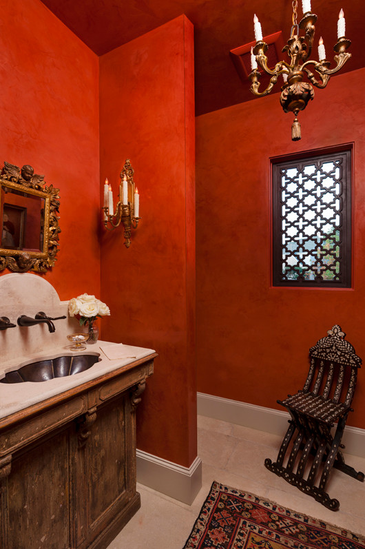 Diseño de cuarto de baño principal tradicional de tamaño medio con armarios tipo mueble, puertas de armario de madera oscura, paredes rojas, suelo de baldosas de cerámica y encimera de mármol