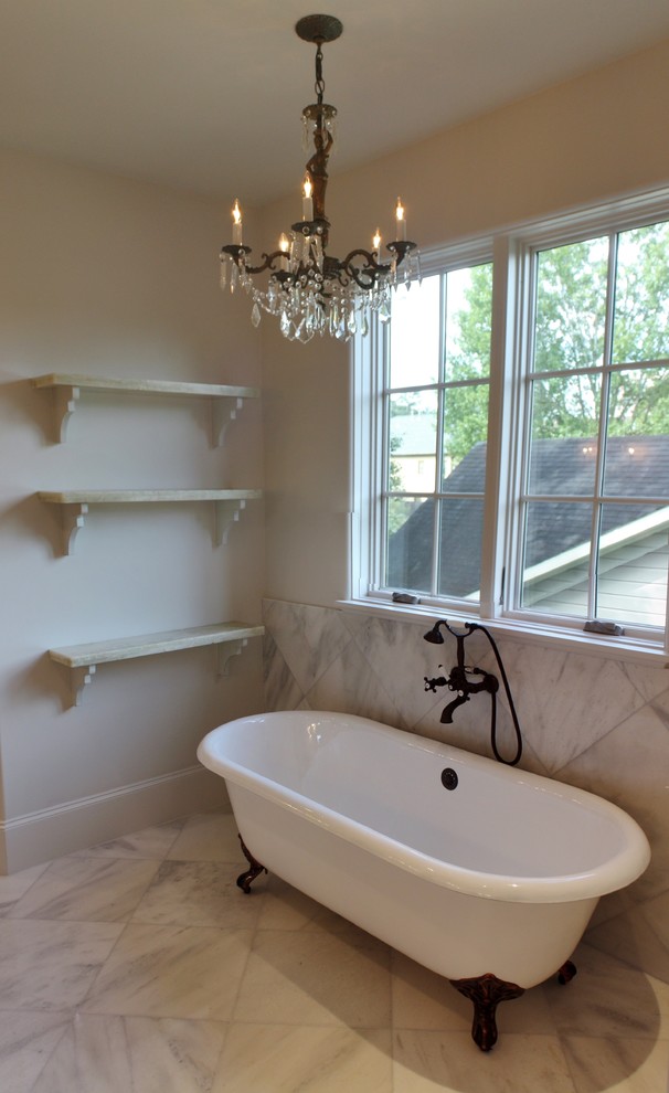 Foto de cuarto de baño principal rústico con bañera con patas, baldosas y/o azulejos de piedra, paredes beige y suelo de mármol