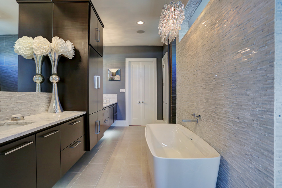 Свежая идея для дизайна: большая главная ванная комната в современном стиле с плоскими фасадами, темными деревянными фасадами, отдельно стоящей ванной, двойным душем, унитазом-моноблоком, белой плиткой, каменной плиткой, серыми стенами, полом из керамогранита, мраморной столешницей и врезной раковиной - отличное фото интерьера