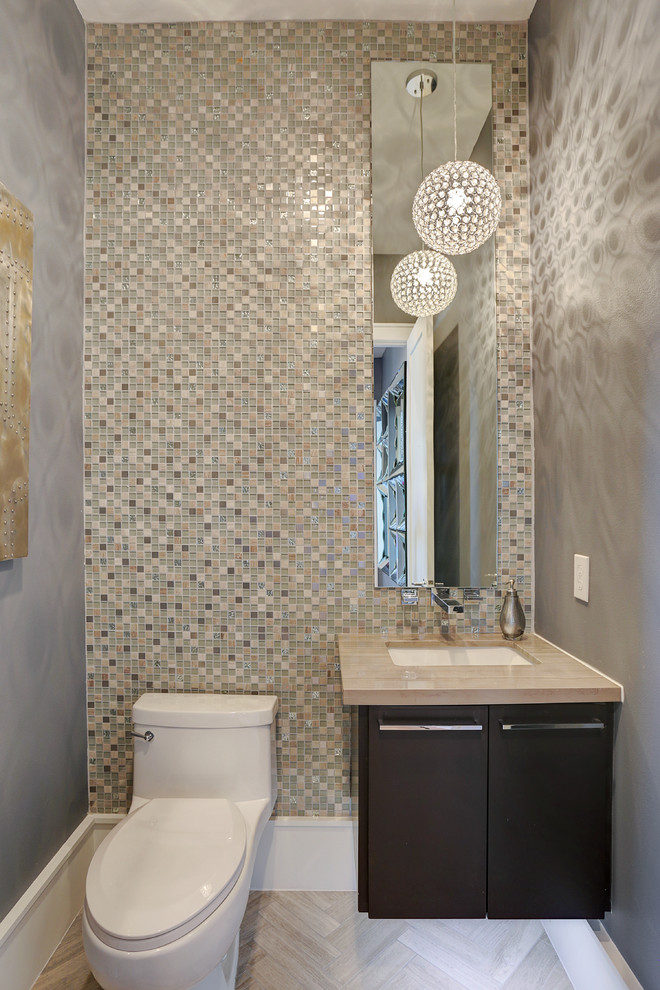 Esempio di un piccolo bagno di servizio contemporaneo con ante lisce, ante in legno bruno, WC monopezzo, pareti grigie, pavimento in gres porcellanato, lavabo da incasso, top in marmo, piastrelle beige e piastrelle a mosaico