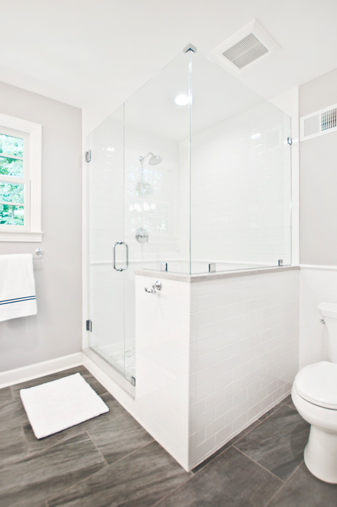 Пример оригинального дизайна: ванная комната среднего размера в стиле неоклассика (современная классика) с фасадами в стиле шейкер, белыми фасадами, угловым душем, раздельным унитазом, белой плиткой, плиткой кабанчик, серыми стенами, полом из керамогранита, душевой кабиной, врезной раковиной, столешницей из искусственного кварца, серым полом, душем с распашными дверями и разноцветной столешницей