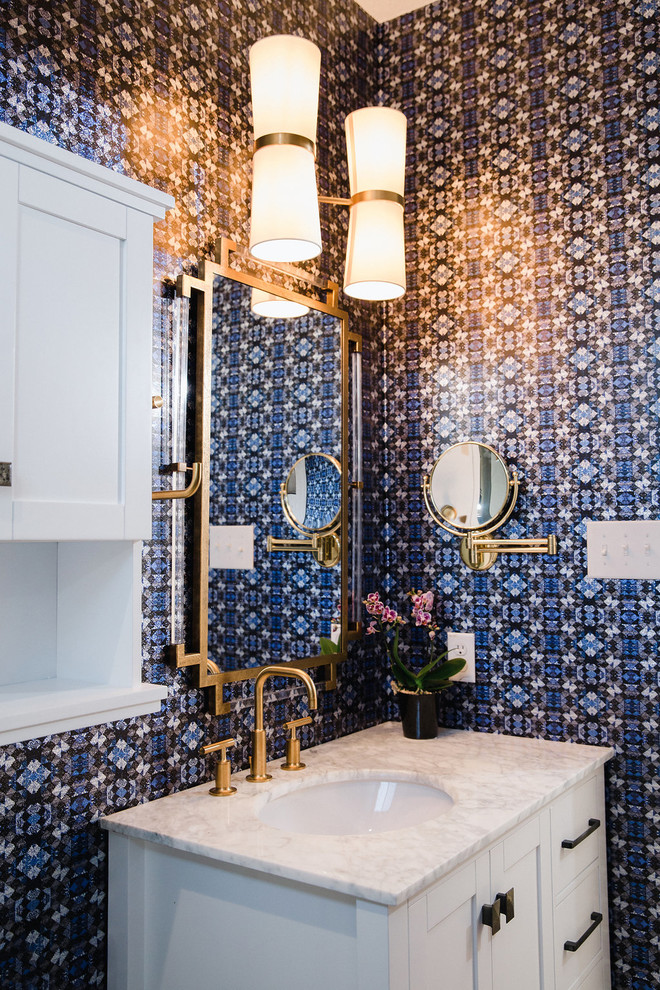 Cette image montre une petite salle de bain traditionnelle avec un placard à porte shaker, des portes de placard blanches, un mur bleu, un plan de toilette en quartz modifié, un plan de toilette blanc et un lavabo encastré.