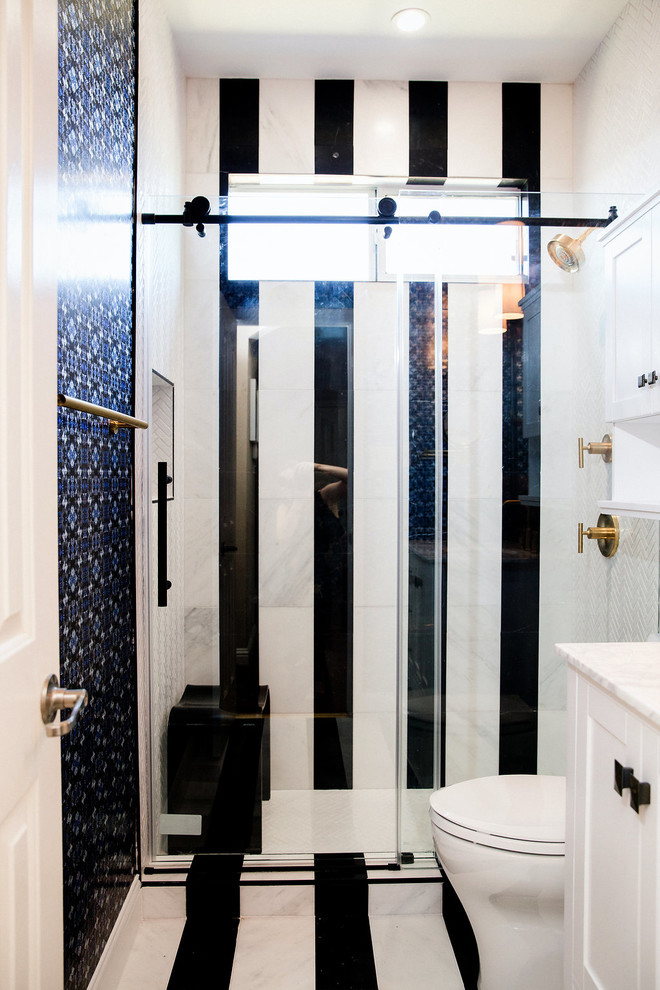 Стильный дизайн: маленькая ванная комната в современном стиле с фасадами в стиле шейкер, белыми фасадами, душем в нише, унитазом-моноблоком, черно-белой плиткой, мраморной плиткой, синими стенами, мраморным полом, душевой кабиной, монолитной раковиной, столешницей из искусственного кварца, душем с распашными дверями и белой столешницей для на участке и в саду - последний тренд