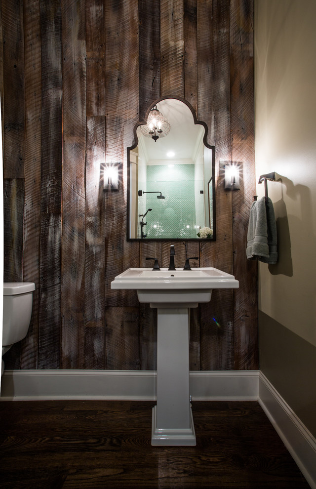 Foto de cuarto de baño de estilo de casa de campo grande con sanitario de dos piezas, baldosas y/o azulejos verdes, paredes beige, suelo de madera oscura y lavabo con pedestal