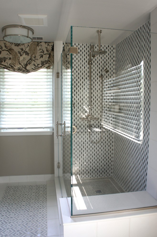 Свежая идея для дизайна: большая главная ванная комната в классическом стиле с врезной раковиной, фасадами с утопленной филенкой, белыми фасадами, столешницей из искусственного кварца, душем в нише, унитазом-моноблоком, белой плиткой, стеклянной плиткой, серыми стенами и полом из мозаичной плитки - отличное фото интерьера