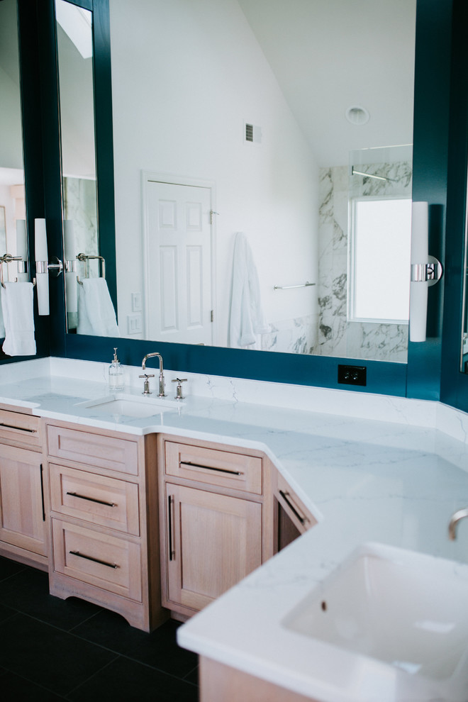 Exempel på ett stort modernt grå grått en-suite badrum, med skåp i shakerstil, skåp i ljust trä, en hörndusch, grå kakel, marmorkakel, blå väggar, klinkergolv i keramik, ett undermonterad handfat, marmorbänkskiva, svart golv och dusch med gångjärnsdörr