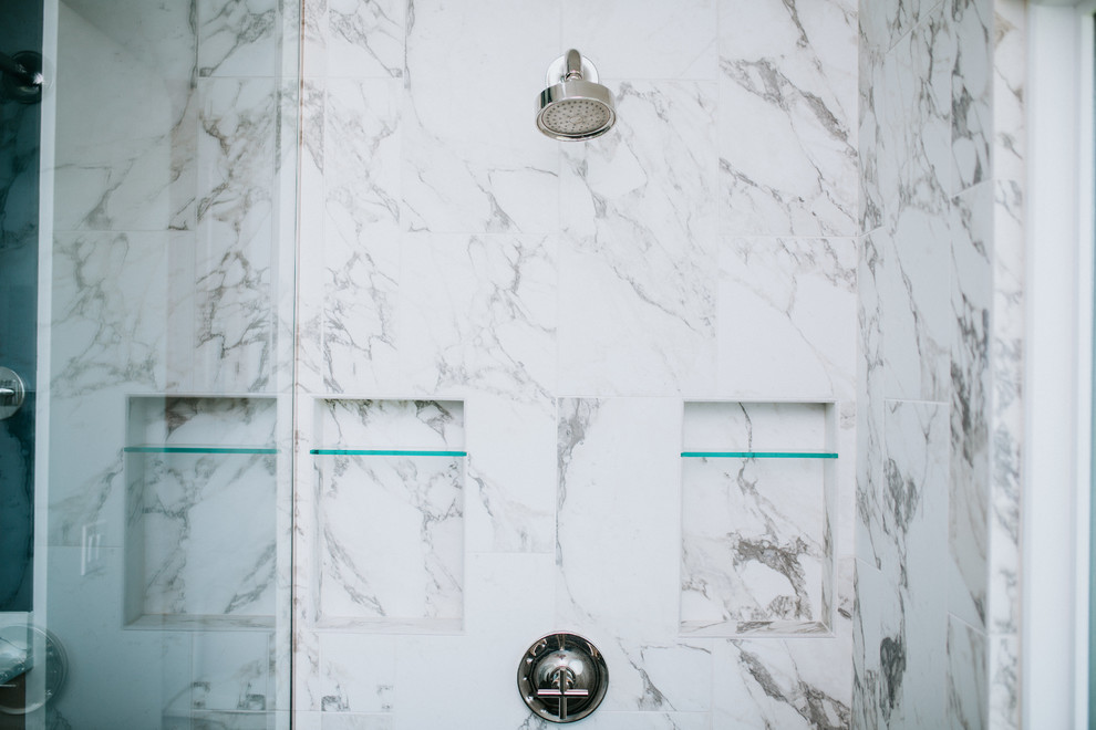 Пример оригинального дизайна: большая главная ванная комната в стиле модернизм с фасадами в стиле шейкер, светлыми деревянными фасадами, угловым душем, серой плиткой, мраморной плиткой, синими стенами, полом из керамической плитки, врезной раковиной, мраморной столешницей, черным полом, душем с распашными дверями и серой столешницей