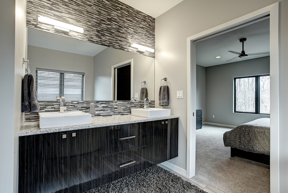 Immagine di una stanza da bagno padronale design con ante lisce, top in granito, vasca freestanding, doccia aperta, piastrelle grigie, pareti grigie e pavimento con piastrelle in ceramica