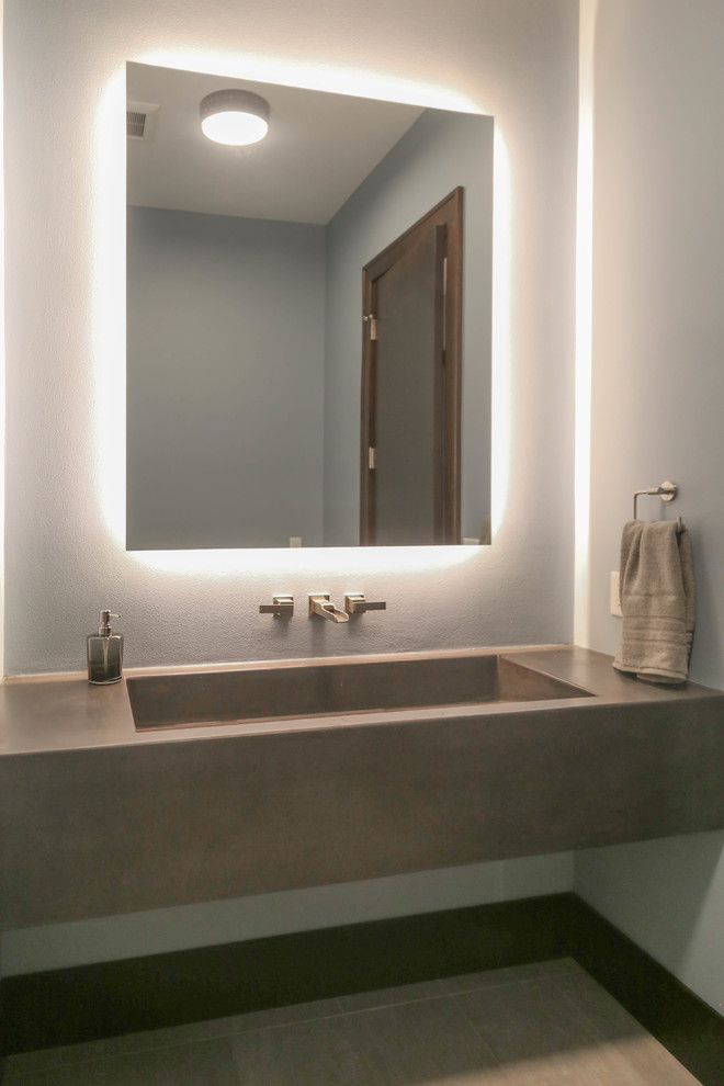 Immagine di una grande stanza da bagno con doccia classica con WC a due pezzi, pareti blu, pavimento in gres porcellanato, lavabo sospeso, top in cemento e pavimento beige