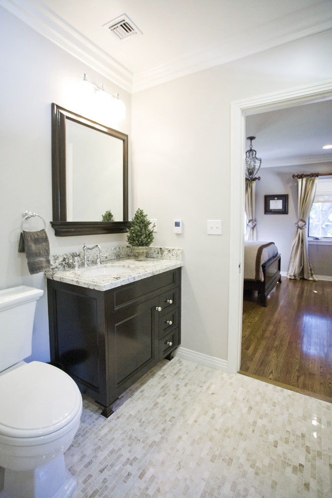 Стильный дизайн: ванная комната в современном стиле с фасадами с утопленной филенкой и темными деревянными фасадами - последний тренд