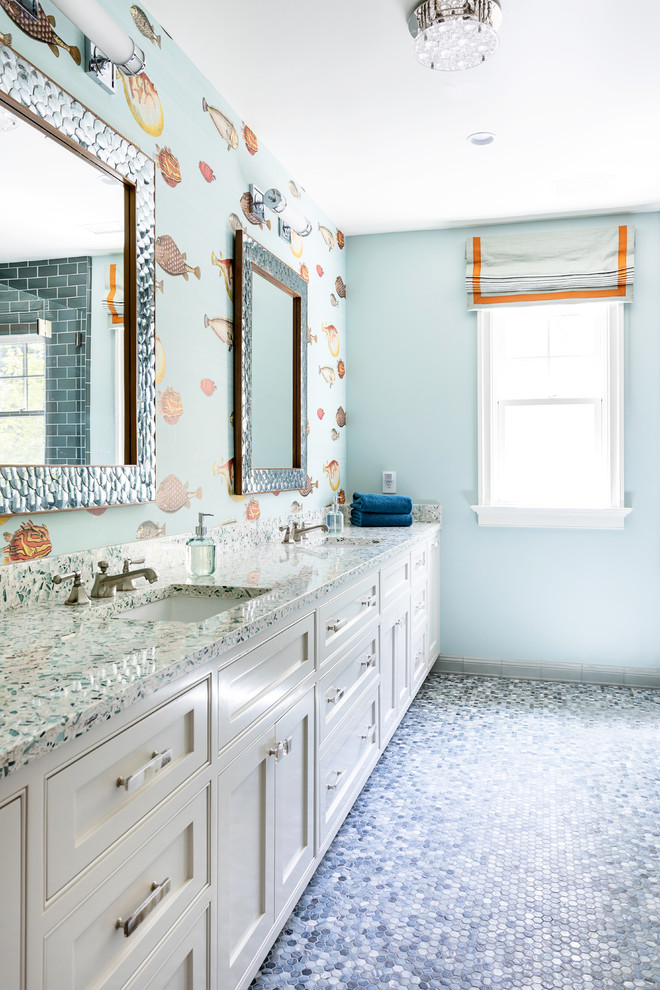 Idee per una stanza da bagno per bambini stile marino di medie dimensioni con ante bianche, ante a filo, pareti multicolore, pavimento con piastrelle a mosaico, lavabo sottopiano e pavimento blu