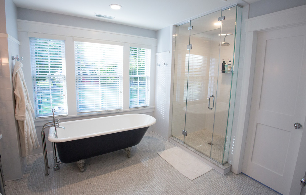 Стильный дизайн: большая главная ванная комната в классическом стиле с ванной на ножках, душем в нише, белой плиткой, каменной плиткой, белыми стенами и мраморным полом - последний тренд
