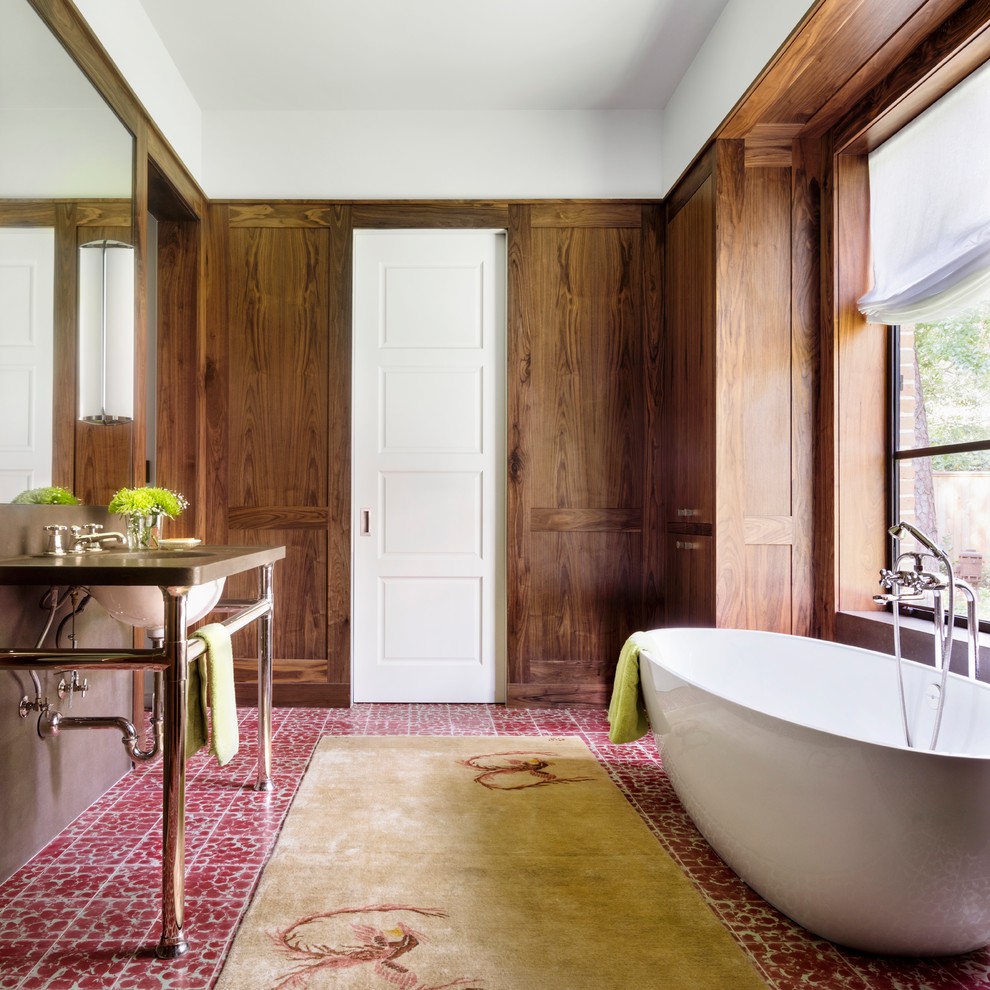 Стильный дизайн: главная ванная комната в стиле неоклассика (современная классика) с отдельно стоящей ванной, коричневыми стенами, консольной раковиной и разноцветным полом - последний тренд