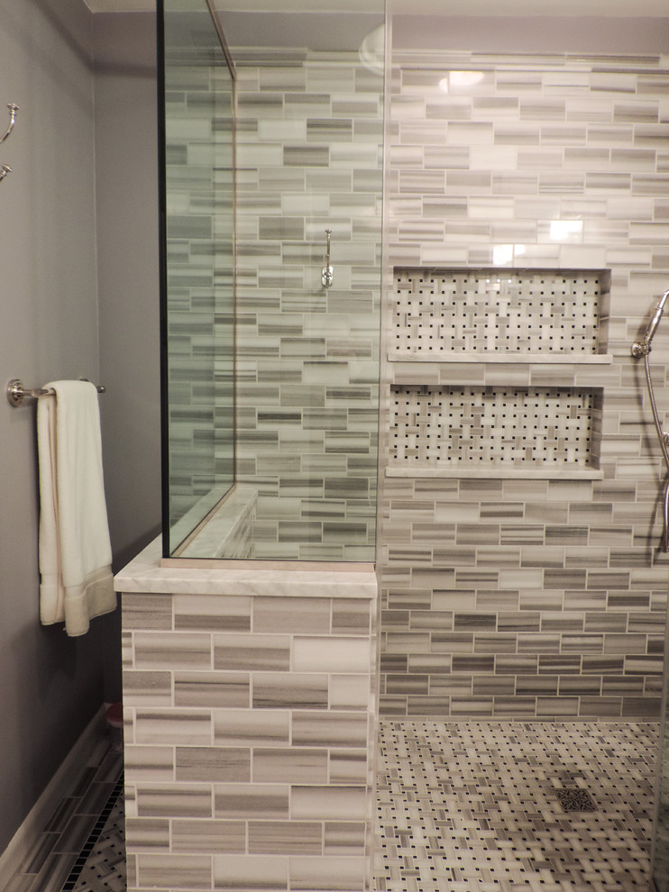 Immagine di una grande stanza da bagno padronale classica con lavabo sottopiano, consolle stile comò, ante nere, top in marmo, piastrelle grigie, piastrelle a mosaico, pareti grigie e pavimento in marmo