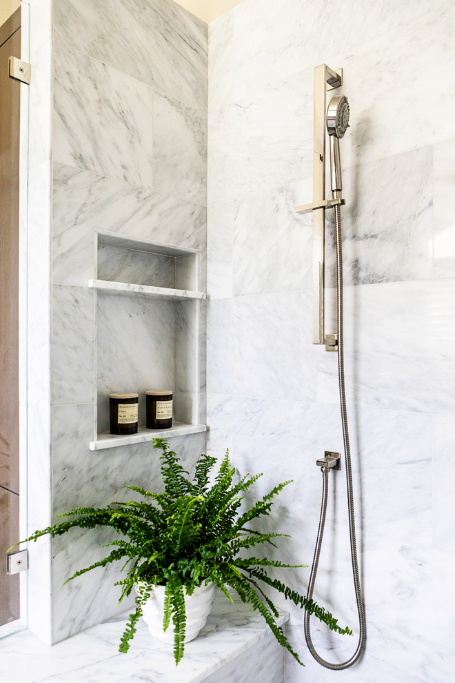 Bild på ett mellanstort vintage vit vitt en-suite badrum, med släta luckor, bruna skåp, en dubbeldusch, vit kakel, marmorkakel, marmorgolv, ett undermonterad handfat, marmorbänkskiva, vitt golv och dusch med gångjärnsdörr