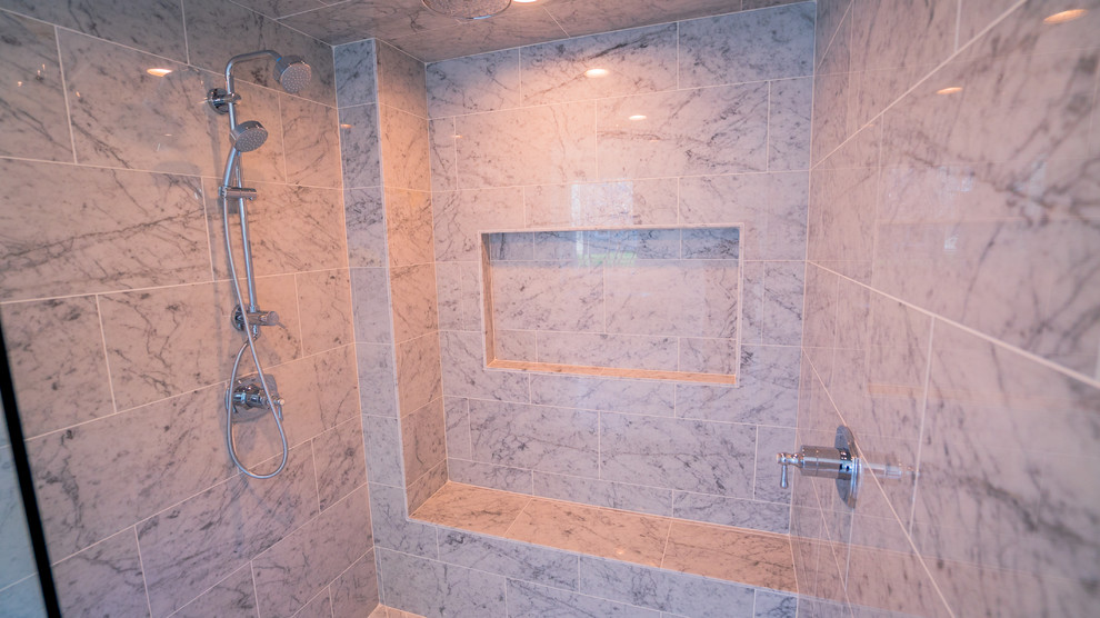 Bild på ett mellanstort vit vitt en-suite badrum, med luckor med infälld panel, beige skåp, ett fristående badkar, en hörndusch, en toalettstol med hel cisternkåpa, vita väggar, klinkergolv i keramik, ett undermonterad handfat, bänkskiva i kvartsit, flerfärgat golv och dusch med gångjärnsdörr