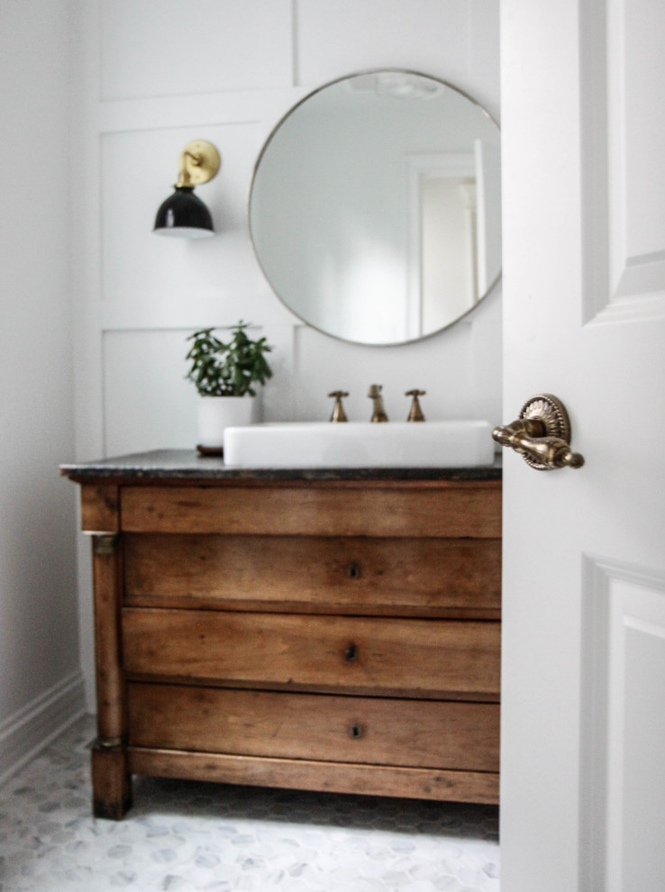 Modelo de cuarto de baño de estilo de casa de campo de tamaño medio con puertas de armario de madera oscura, baldosas y/o azulejos blancos, paredes blancas, suelo de mármol, aseo y ducha, lavabo sobreencimera y armarios tipo mueble