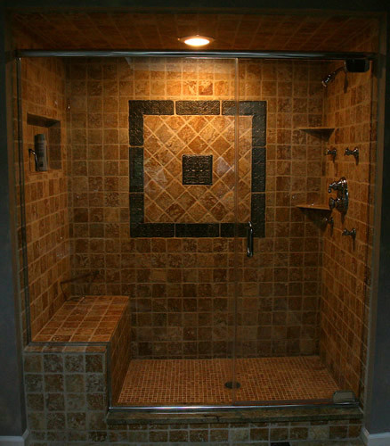 Immagine di una stanza da bagno padronale di medie dimensioni con lavabo sottopiano, top in granito, doccia alcova, WC a due pezzi, piastrelle marroni, piastrelle in pietra, pareti multicolore e pavimento in travertino