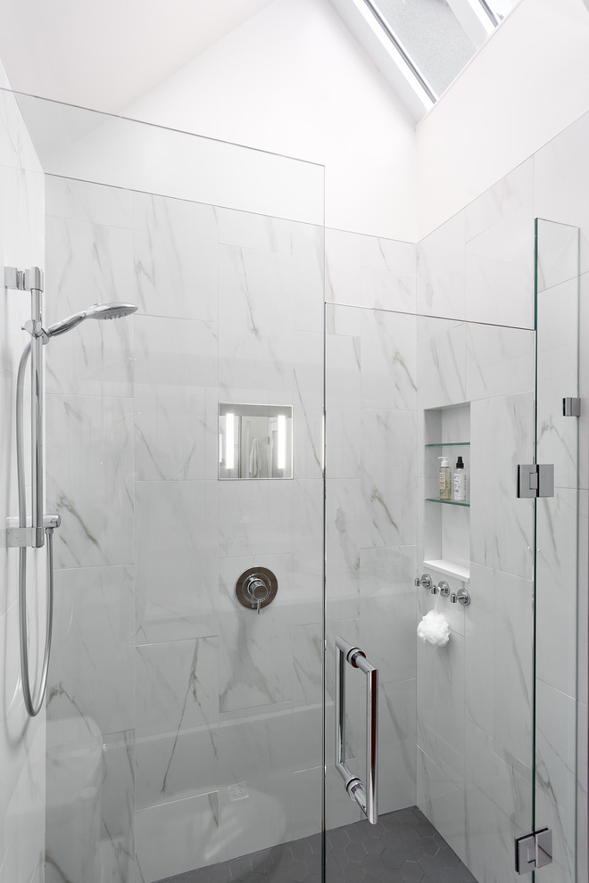 Exempel på ett mellanstort modernt vit vitt badrum med dusch, med släta luckor, skåp i mellenmörkt trä, vit kakel, dusch med gångjärnsdörr, en dusch i en alkov, en toalettstol med hel cisternkåpa, marmorkakel, vita väggar, klinkergolv i porslin, ett undermonterad handfat, bänkskiva i kvartsit och grått golv