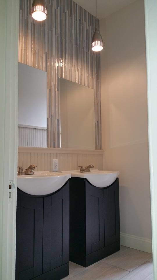 Cette photo montre une petite salle de bain principale tendance avec un lavabo intégré, un placard à porte shaker, des portes de placard noires, une baignoire en alcôve, WC séparés, un carrelage multicolore, un carrelage en pâte de verre, un mur gris et un sol en carrelage de porcelaine.